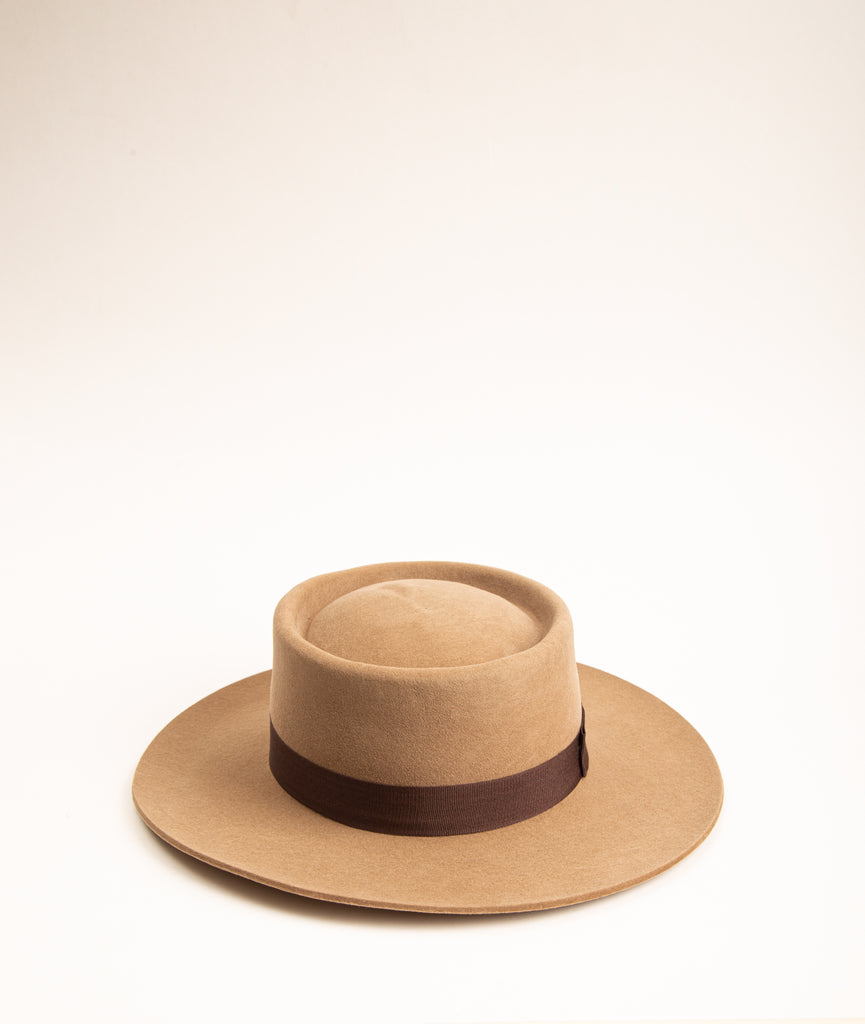Chapeau en laine élégant avec terminaisons de qualité (Camel)