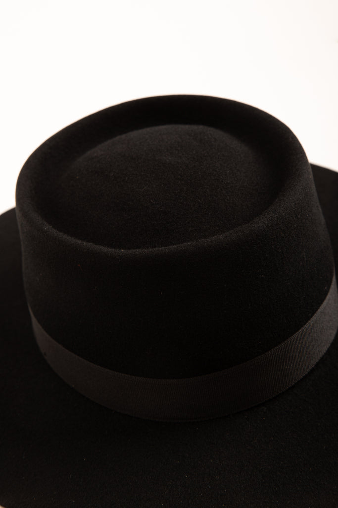 Chapeau en laine élégant avec terminaisons de qualité (noir)